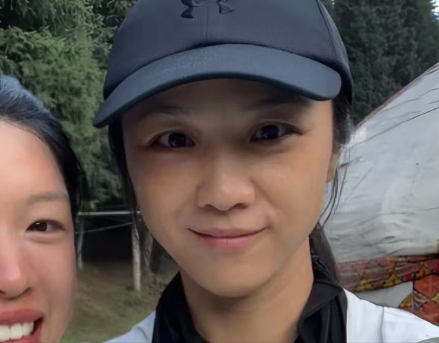 汤唯一家新疆度假，脸上斑点皱纹多但很真实，55岁金泰勇老了不少