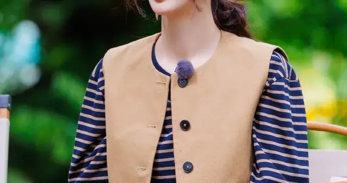 34岁金晨增肥后大变样！穿条纹衫棕色马甲针织裤时髦洋气又高级！