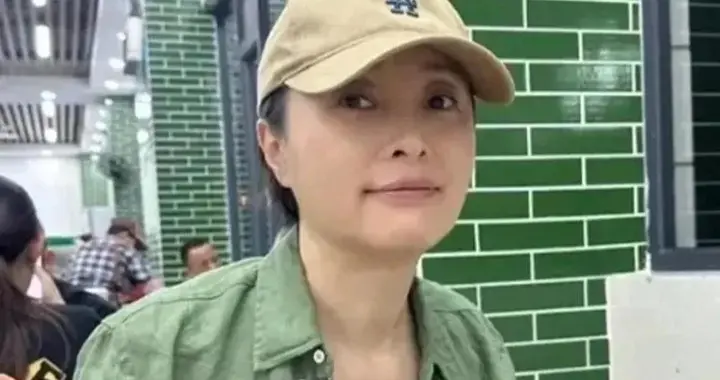 53岁吴越素颜喝粥引热议，无妆胜有妆，自然老去照样美得坦荡