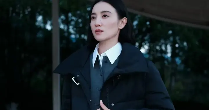 宋佳剪了短发真时髦！黑色羽绒服+灰色马甲+拖地裤，高级又大气