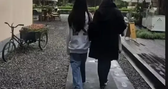 小玥儿和奶奶牵手成都公园，身高比肩张兰，气质像妈妈大S