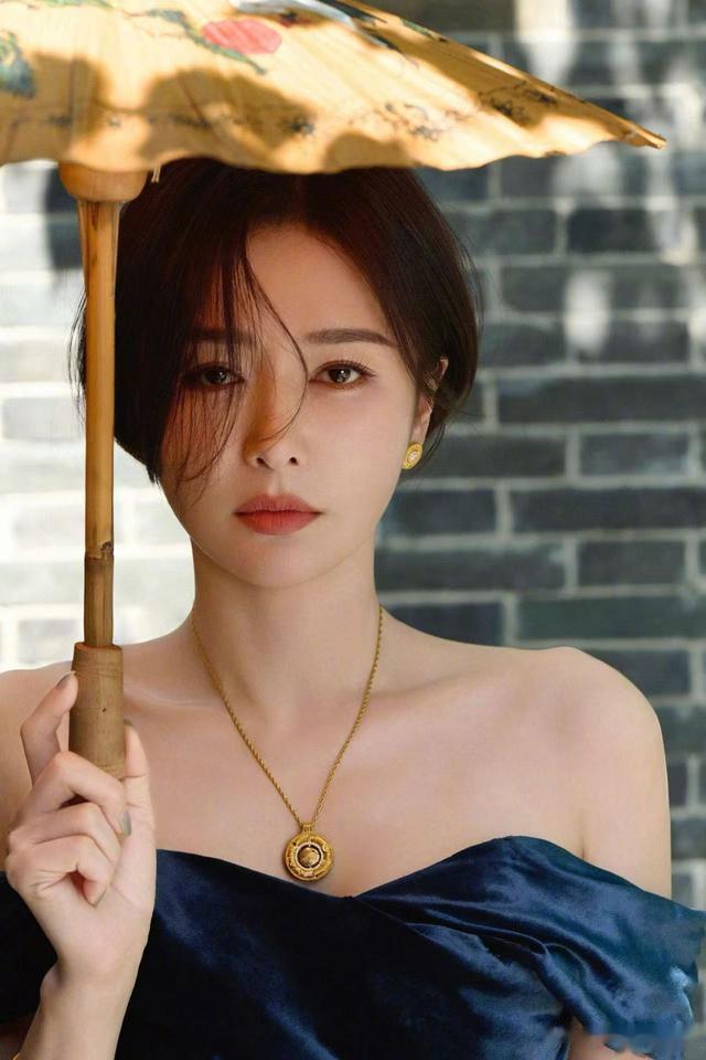 秦岚最新造型惊艳，纸伞摇扇诉初夏，快来一探究竟！