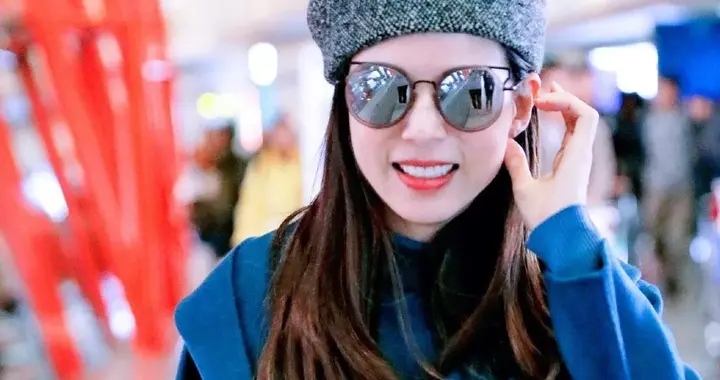 李若彤真是中年女人的穿搭标杆！大衣+牛仔裤+贝雷帽，时髦又洋气