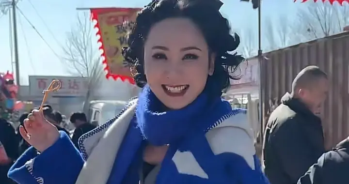 48岁程莉莎穿拼色大衣去赶集！大口吃肉看着都香，好接地气啊