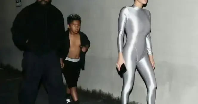 侃爷和老婆比安卡终于穿的稍微正常点了，但孩子的衣品却成了亮点