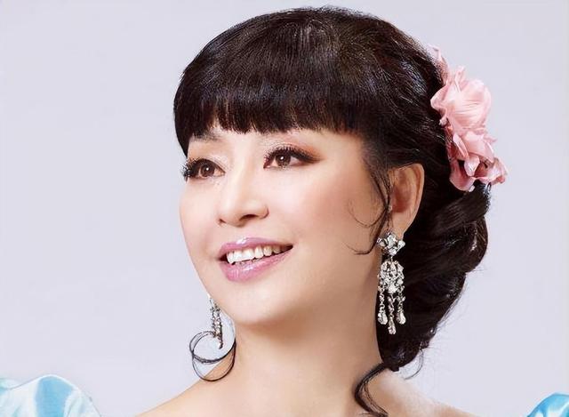 “歌唱家”殷秀梅：结婚当天“悔婚”，转身嫁给外国人，至今无子