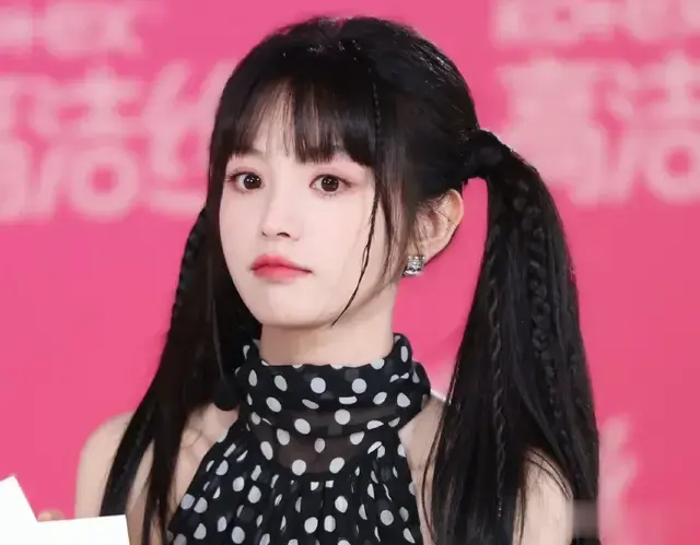 田曦薇最新直播造型，双马尾搭配波点露肩字俏皮可爱，元气满满！