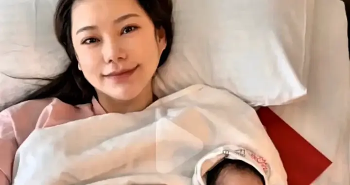 汪小菲大方晒娃，三胎儿子五官立体很帅气，马筱梅产后气色好