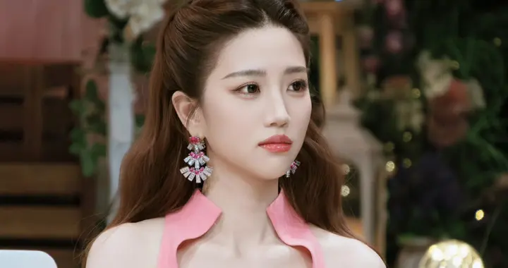 哇塞！最美主持人张纯烨粉色连衣裙，美成梦幻仙子！