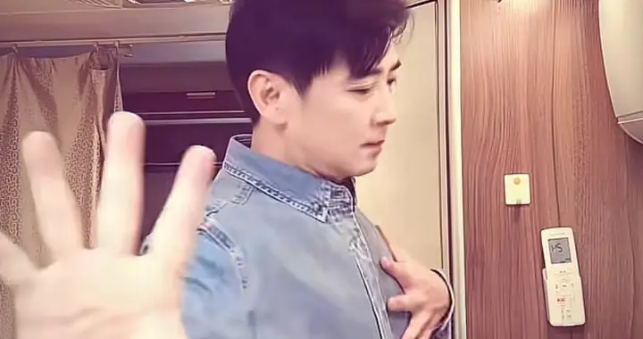 50岁保剑锋跳手势舞：衬衫+牛仔裤，减龄有活力，少年感满满