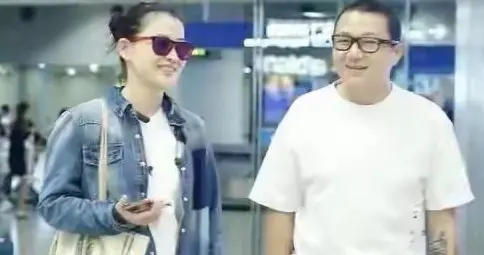 梅婷和老公现机场，蓝色牛仔套装+短靴如女神看不出是她太年轻了