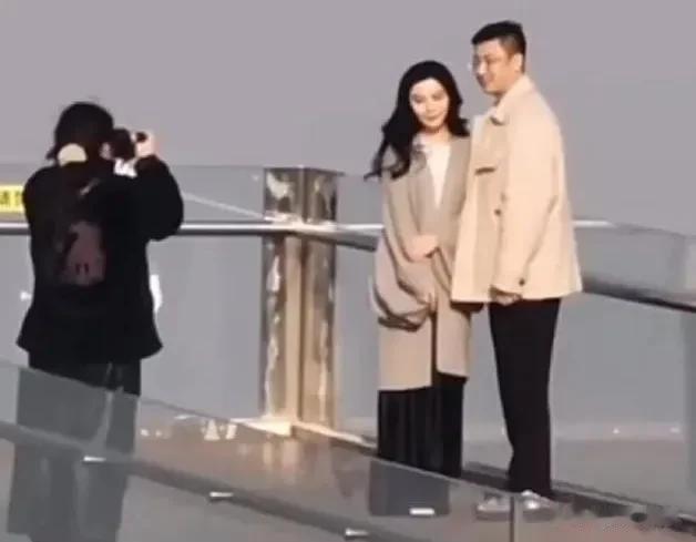 范冰冰|范冰冰罕见秀恩爱，和男友海边亲密合影，男方颜值抢镜身份不一般