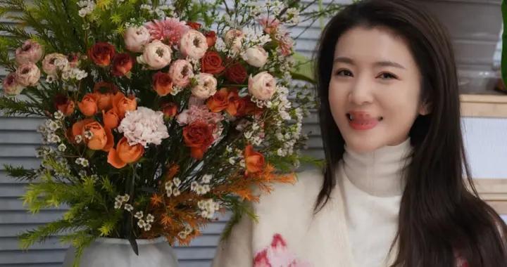 李云霄分享最新美照，穿花毛衣配长发插花烹肉，气质甜美喜迎元旦