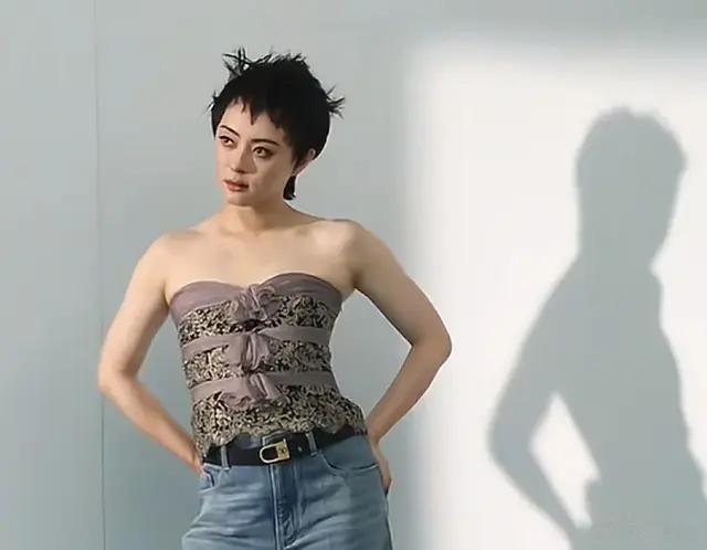 42岁孙俪拍大片：短发+抹胸上衣+牛仔裤，复古高级，真是百变女神