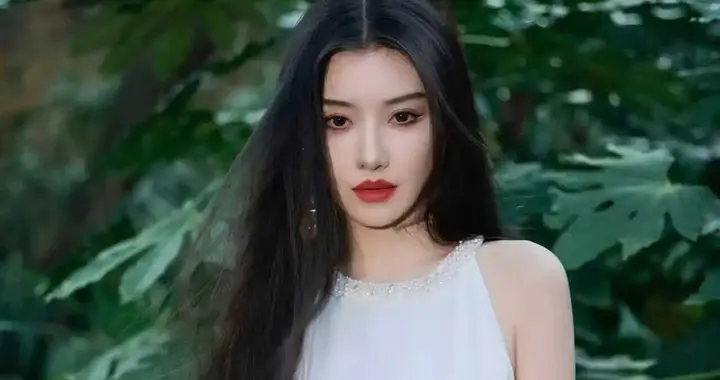 王鹤润一袭长裙气质佳