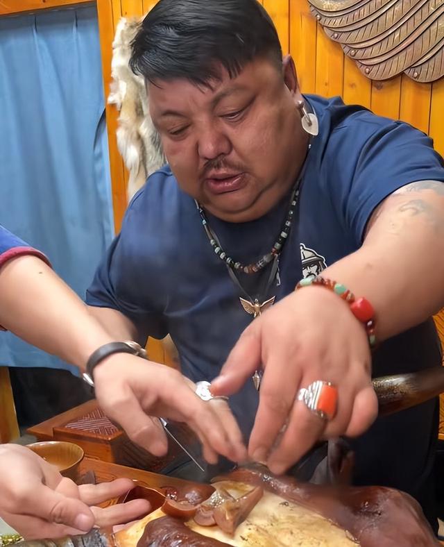 雌激素 “牛亡爷”恩克成笑话，拿12个馒头当减肥餐，网友：自欺欺人