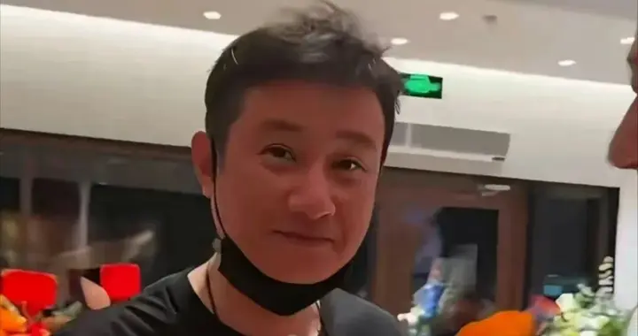 演员文章开饭店了！迎宾端盘子笑容满面，马伊琍大女儿帮父亲宣传