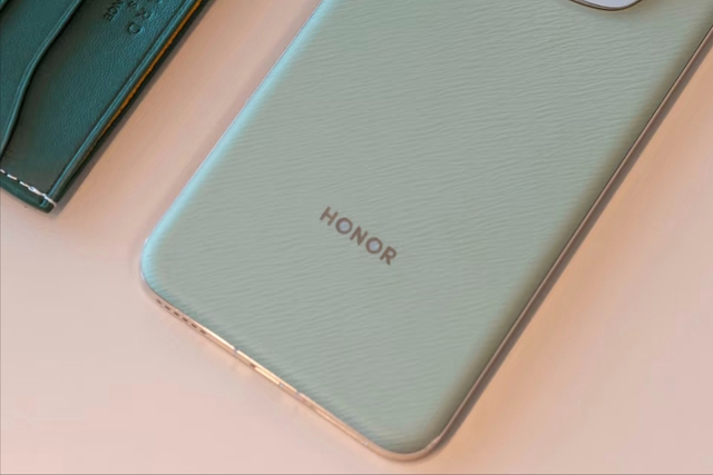 顶配规格跌至2549元，4320HZ+50倍变焦+巨犀玻璃，荣耀旗舰清仓了