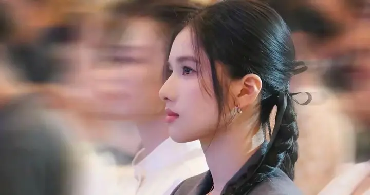 张婧仪的侧脸杀真绝啊，果然高鼻梁的都是美女