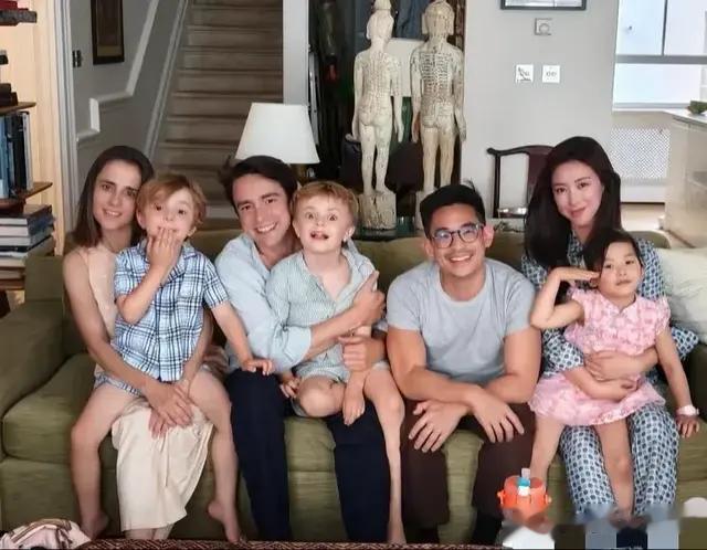 朱珠更新和女儿日常，母女俩共用一张脸，孩子穿搭接地气还爬树玩