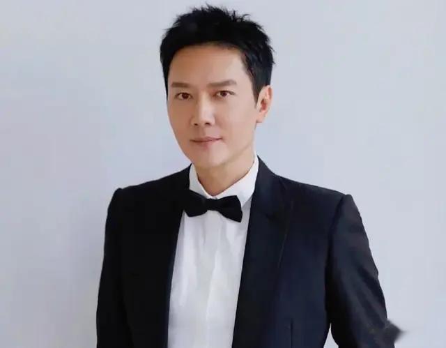 46岁冯绍峰被爆新恋情，女方疑似29岁演员周鳞嘉 曾出演飞驰人生