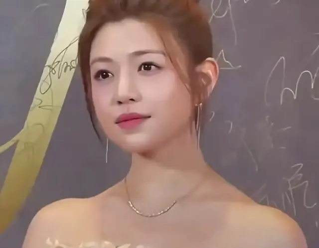 陈妍希官宣离婚后首现身表情冷淡笑容勉强看着明显没从前开心了