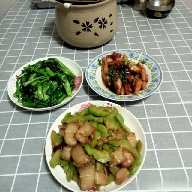 甘肃女子嫌弃广东婆婆做的菜，上网吐槽：每个月10w房租就吃这些