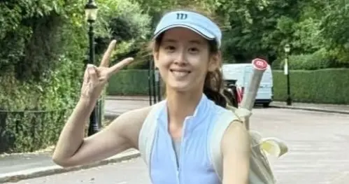 章泽天又在外网晒照了，她穿运动短裙去打网球，身材扁平像高中生