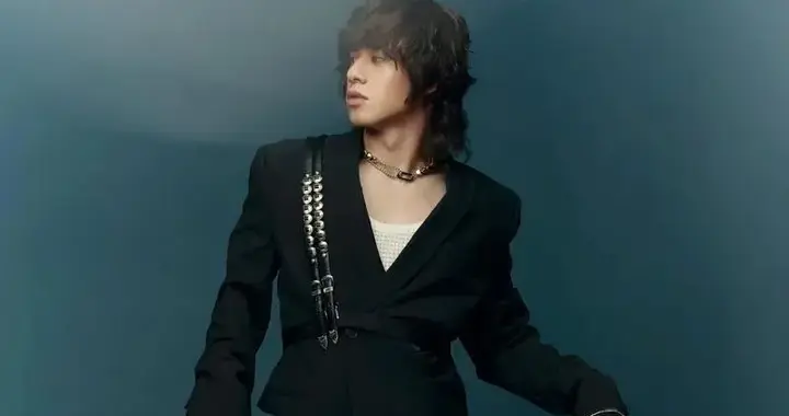 香港男歌手32岁生日宣布新动向，正式加盟英皇娱乐：一切都是缘分