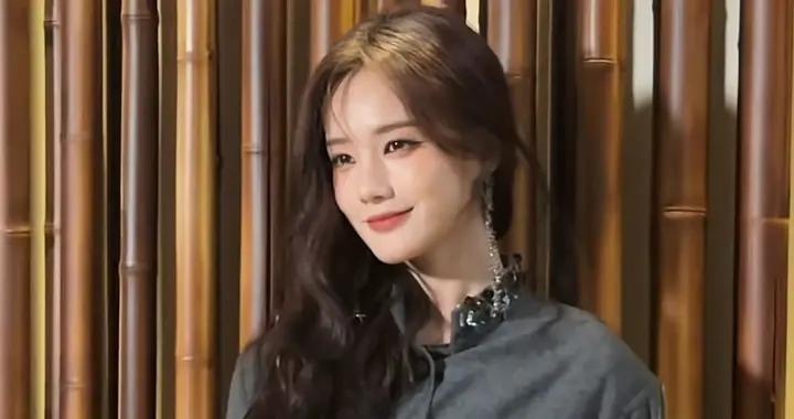 李一桐米兰看秀路透，灰色毛呢套装搭配长靴好飒爽，气质越来越好