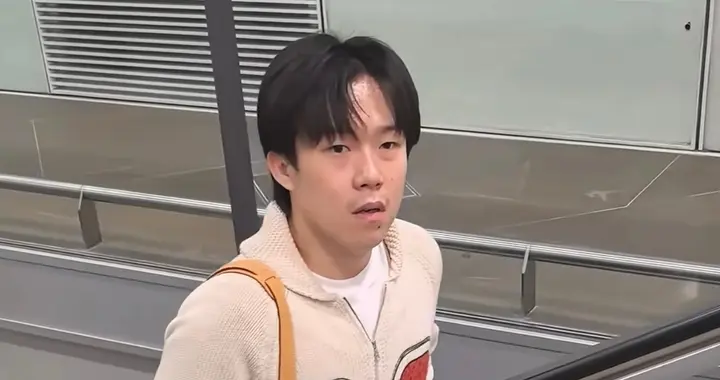 国乒落地香港转机，王楚钦一脸疲惫，胡子拉碴，孙颖莎戴口罩