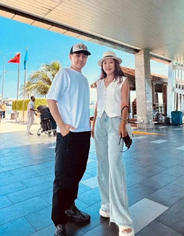 林志颖一家外出度假，妻子陈若仪身材纤细，生了3个娃仍然像少女