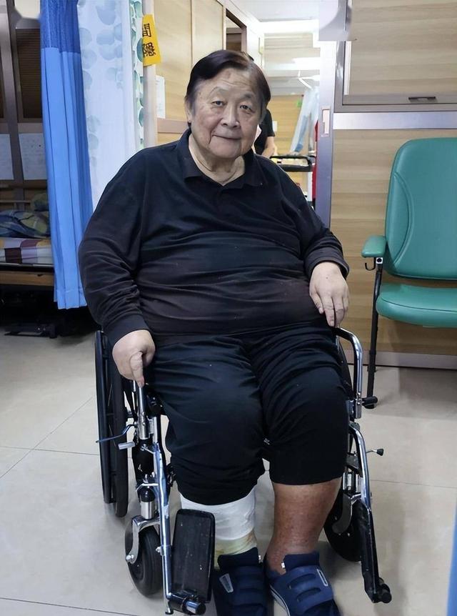 76岁老戏骨晚年凄凉，住养老院每月领1万5救济金，瘦54斤儿女不管