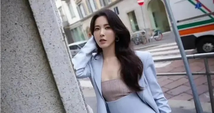 曾黎终于超越自身魅力，浅蓝色高腰裤搭配同款西服女人味十足！