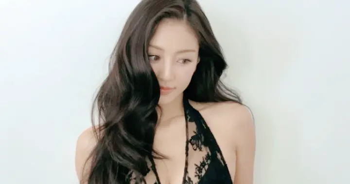 韩国女团大胆穿搭，身穿黑色蕾丝裙登国际舞台，反差形象冲上热搜