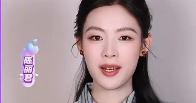 陈丽君官宣东方卫视跨年，条纹衬衫配半扎发美出新高度