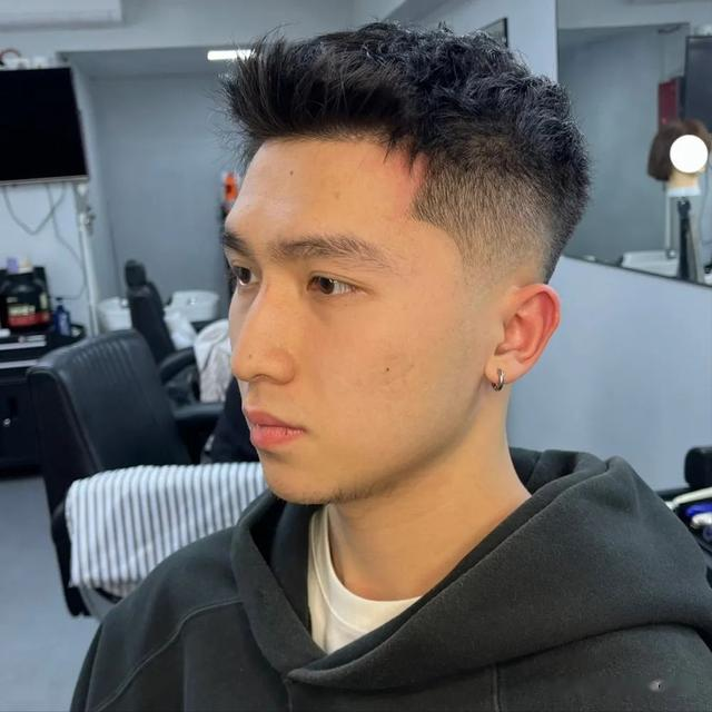 适合20岁以上男生的发型，剪完潮流又帅气，很值得一试！