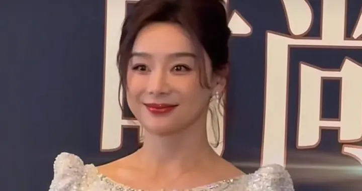 38岁袁姗姗活动穿搭：盘发+流苏亮片裙，贵气又时髦，状态真好