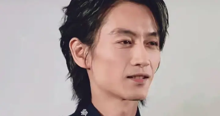 太心疼！陈晓瘦脱相仅剩骨架，虚弱扶膝，被迫营业画面全网心碎！