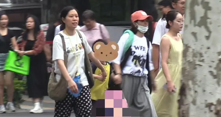 赵丽颖带儿子逛街，打扮土气肚子大，6岁想想活泼好动，画面温馨