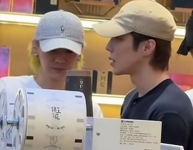 鹿晗青岛演唱会结束逛商场，金发休闲装帅炸！好像一个大学生