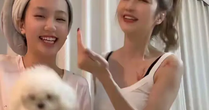 54岁洪欣跳舞火力全开，拉上刚出浴室的女儿入镜，粉睡衣萌翻全场