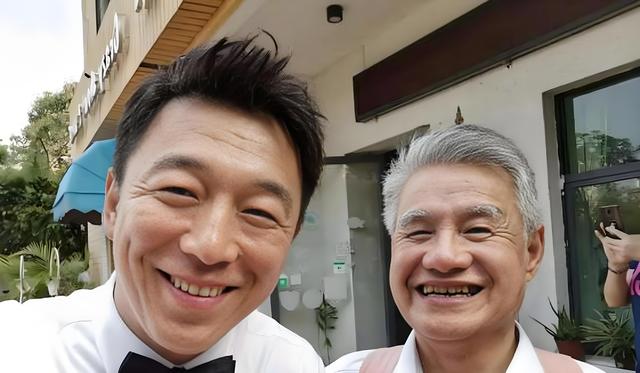 年入过亿，却把亲爹送养老院？面对质疑黄渤用7字回应，听着心酸
