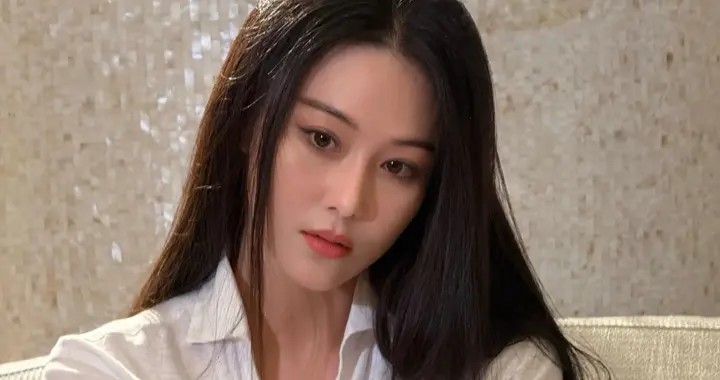 38岁张馨予带火了初秋穿搭：白衬衫+牛仔裤，时尚又减龄，美翻了