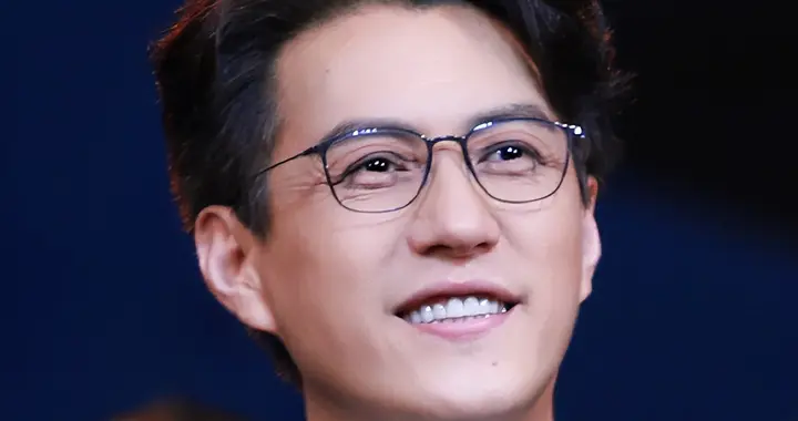 没想到，2026年刚开始，49岁靳东就以这种方式，再次让人刮目相看