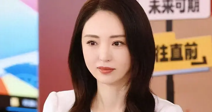 董璇现身斑马总部，脸又僵又肿瘦成皮包骨，穿醋酸套装被嘲像微商