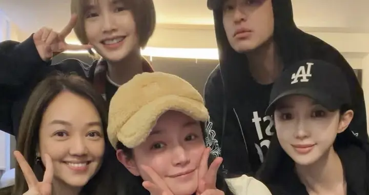 潘玮柏和李荣浩夫妇等人聚会，老婆萱云全程一个表情人偶感好重