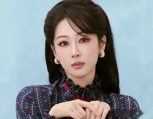 杨紫×华伦天奴最近宣传照，美出新高度，却差点认不出来是杨紫