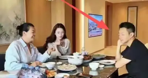 张兰到汪小菲家过冬至，汪小菲全程冷脸，一个细节暴露马筱梅地位