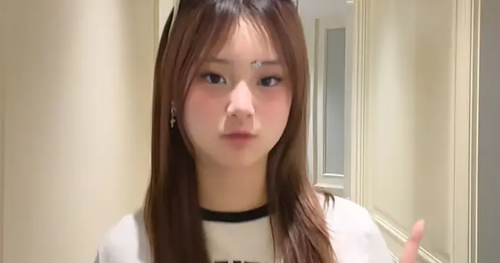 13岁甜馨在家跳手势舞：短袖+格纹裤，舒适又时髦，长得像贾乃亮